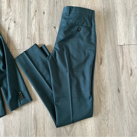 Elegant Green Two-Piece Suit with Notch Lapel - Picture 11 of 12